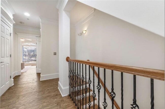 Building Photo - 802 Clifton Heights Ln NE