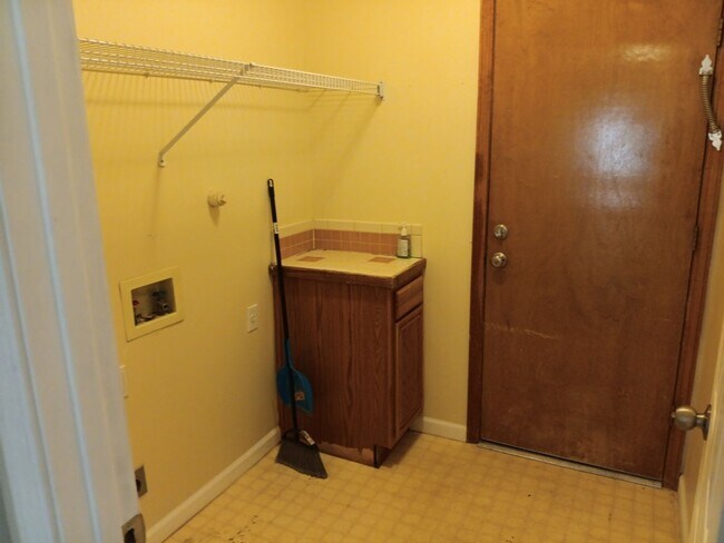 Building Photo - Spacious 4-bedroom, 2-bathroom home! Comin...