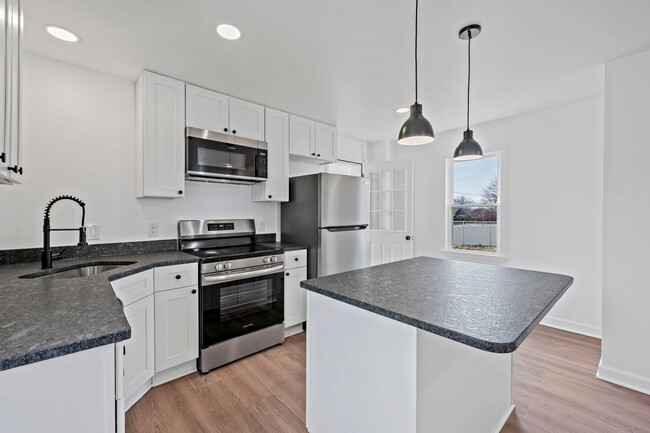 Building Photo - MOVE IN READY! Modern & Cozy 3 Bedroom 1 1...