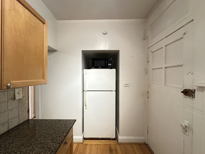 Building Photo - 526A W Surf St