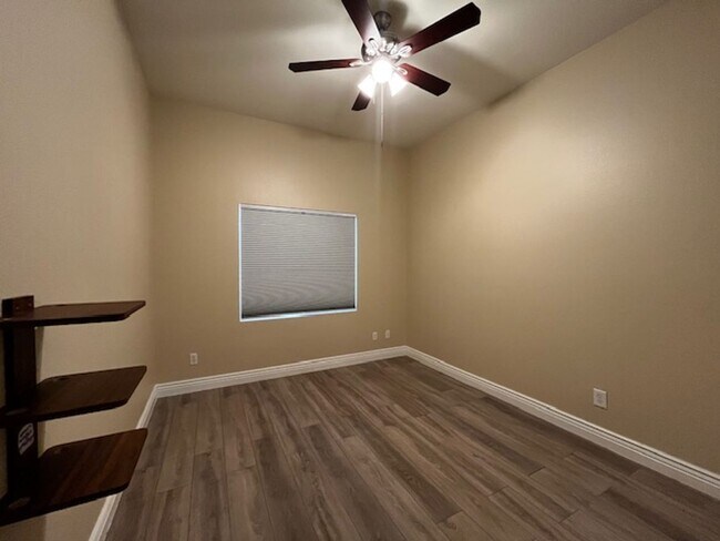 Building Photo - Stylish & Solar-Powered 5-Bed Gem with Vau...