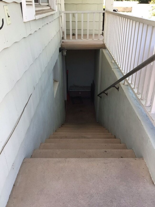 Building Photo - Charming basement apartment