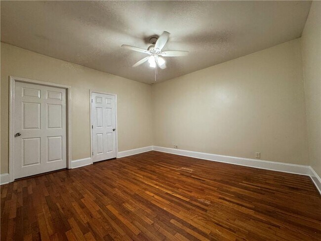 Building Photo - 1637 Columbia Dr