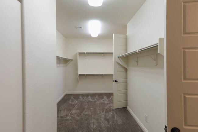 Building Photo - Stunning 5 Bed, 4 Full Baths And 2 Half Ba...