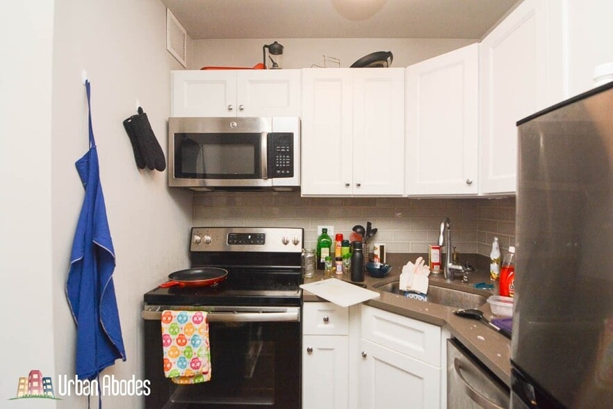 Building Photo - 818 W Lakeside Pl