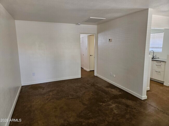 Building Photo - 802 W Turney Ave
