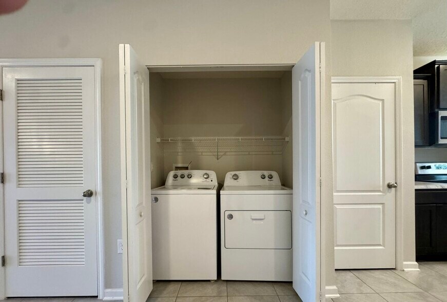 Building Photo - 3992 Village View Ln