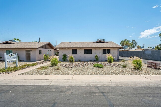 Building Photo - Fully remodeled Casita style apartment hom...