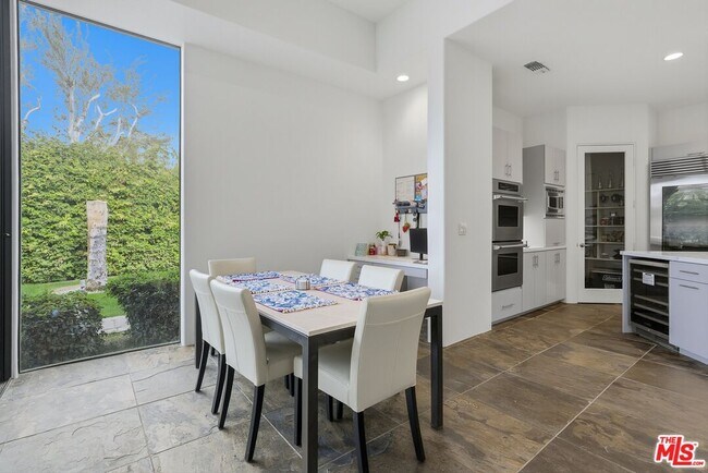 Building Photo - 50025-50021 Vía Aldea