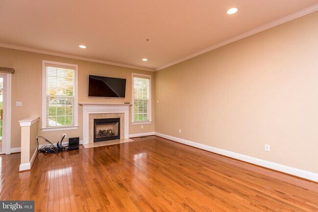 Building Photo - 3233 Meadow View Cir