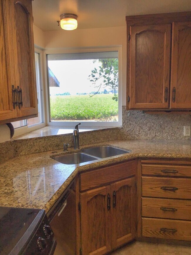 Building Photo - 3 Bedroom Home in Gilroy