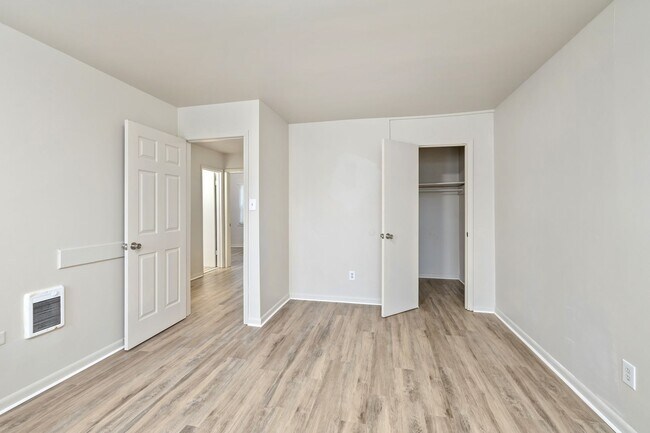 Building Photo - Newly Renovated 5 Bedroom Unit!