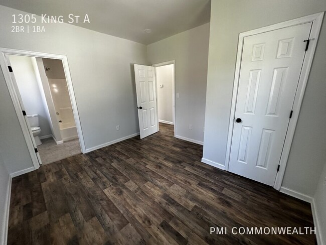 Building Photo - 2 Bed / 1 Bath Top Unit Duplex (Available ...