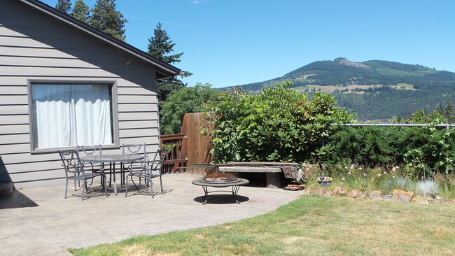 Building Photo - Furnished 4BR Home for Rent in Hood River