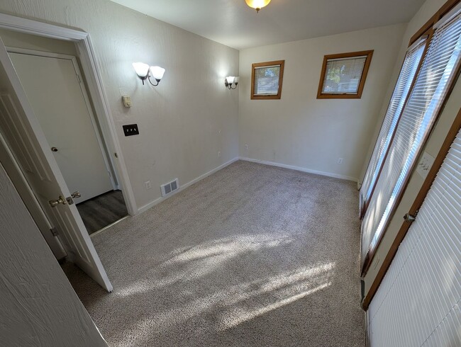 Building Photo - Well Maintained Duplex Unit in Bremerton, Available MARCH 15TH