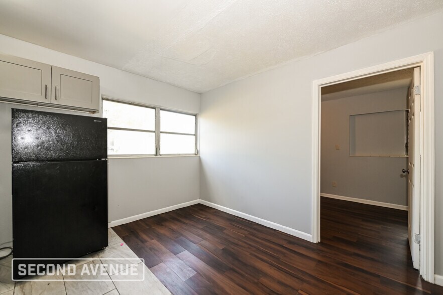 Building Photo - 1964 Leonard Cir S