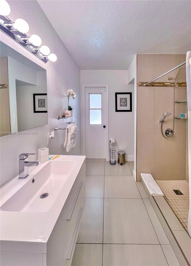 Building Photo - 4420 NW 30th Ct