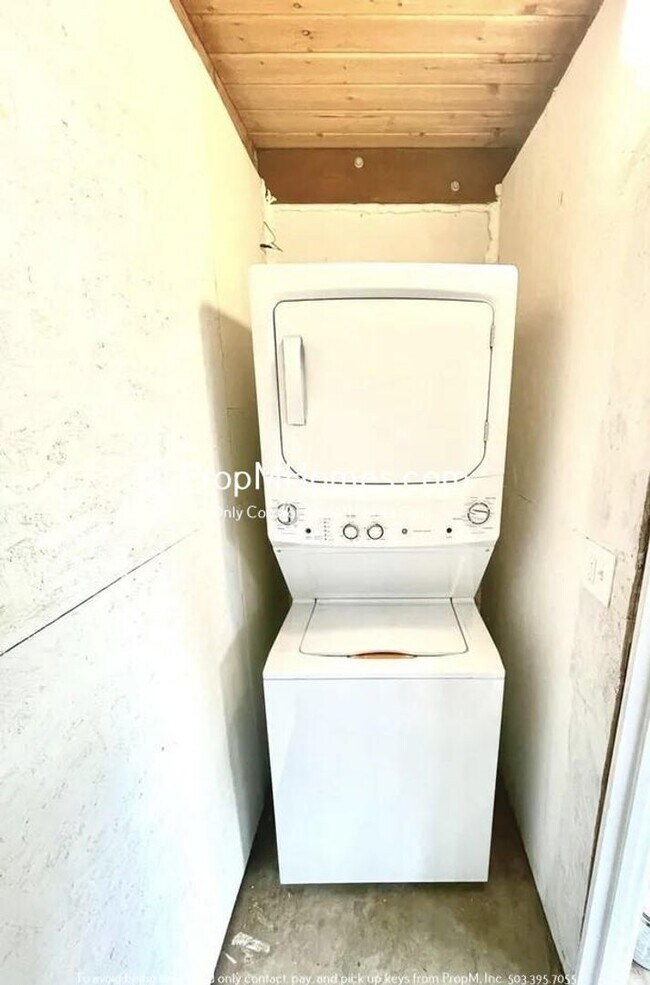 Building Photo - Updated One Bedroom in Montavilla - Large ...