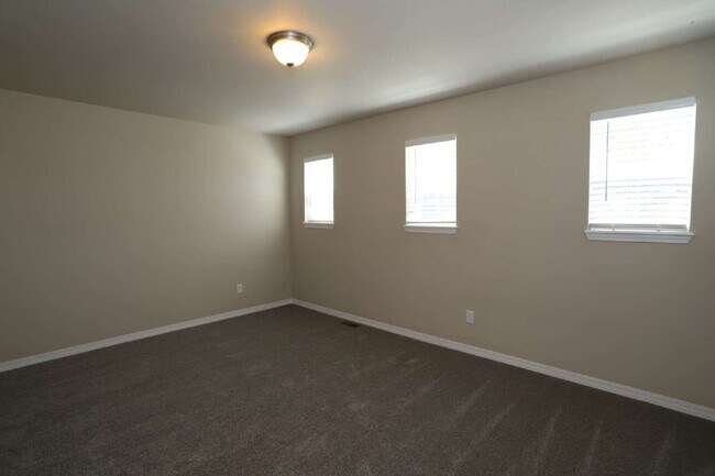 Building Photo - Beautiful 3-Bedroom Townhouse for Rent in ...
