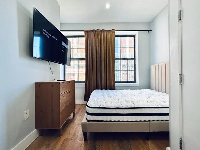 Building Photo - Furnished room/NOT APARTMENT