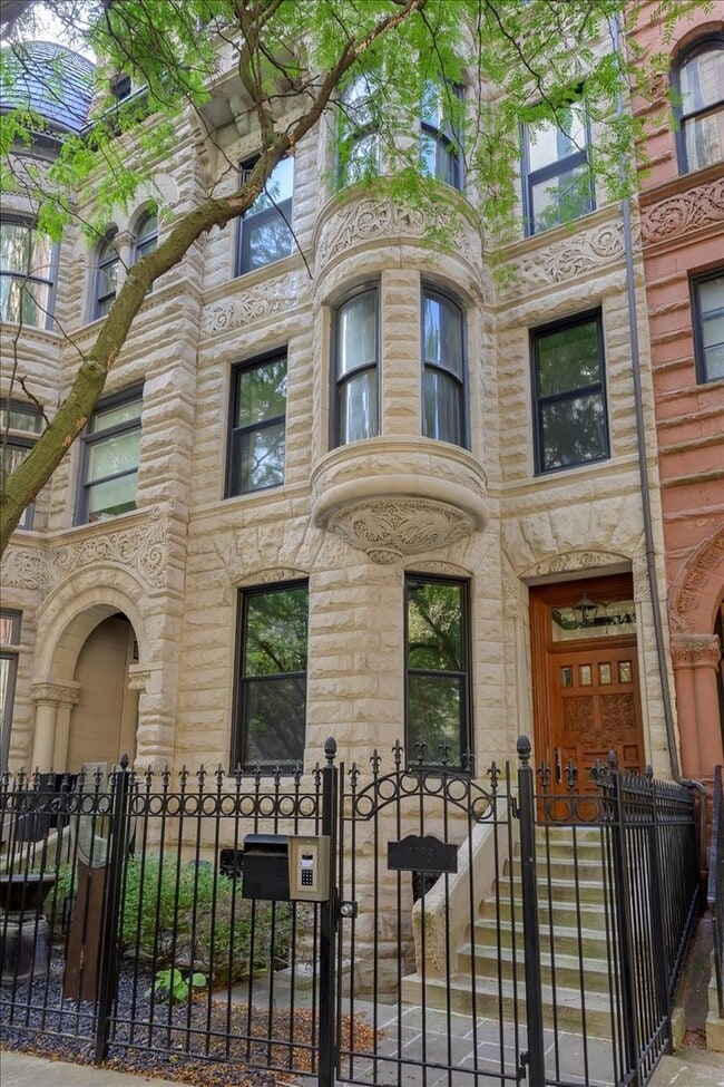 Building Photo - 1318 N Astor St