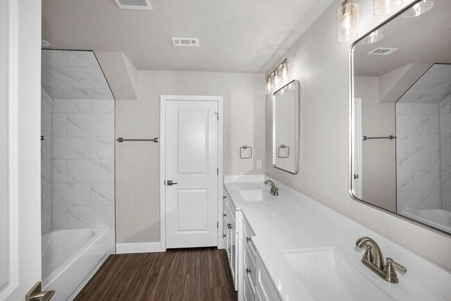 Building Photo - 7628 Woodford Ave