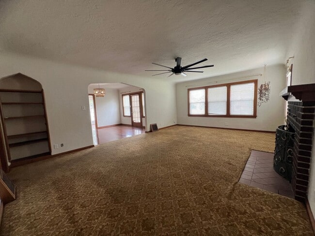Building Photo - *** JUST REDUCED & MOVE- IN SPECIAL *** 3 Bedroom, 2 Bathroom charming Craftsman Style Home nestl...