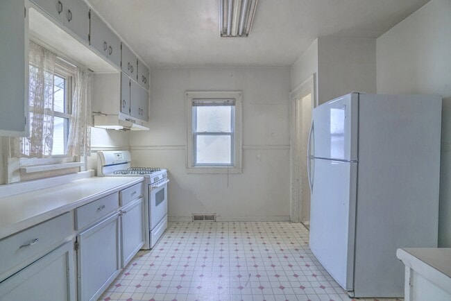 Building Photo - 525 E Eckman St