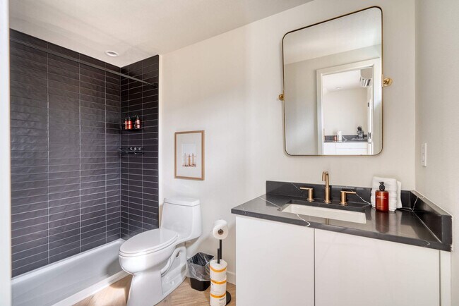 Building Photo - 5018 NE 26th Ave