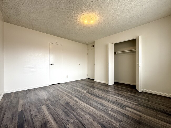 Building Photo - 1021 W Ave J