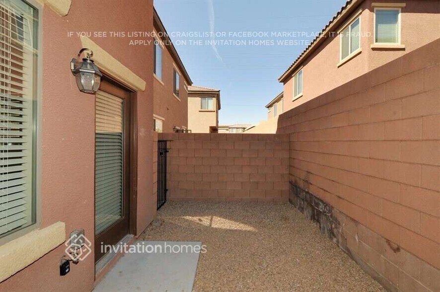 Building Photo - 687 Calamus Palm Pl