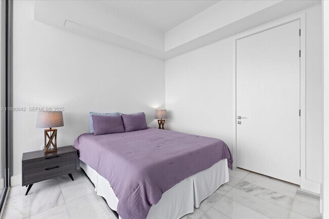 Building Photo - 700 NE 26th Terrace