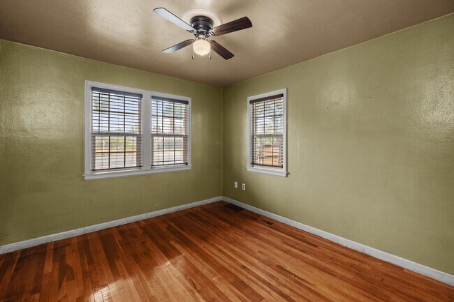 Building Photo - East Valley Home With Large Yard!