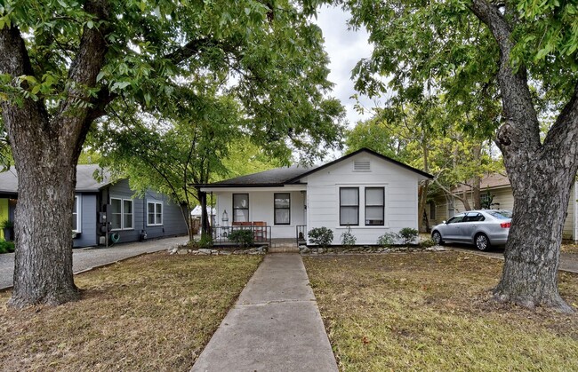 Building Photo - Hyde Park Hideaway! 3/2 with washer/dryer,...