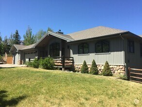 Building Photo - Large Private Luxury Home in Pinebrook Es...