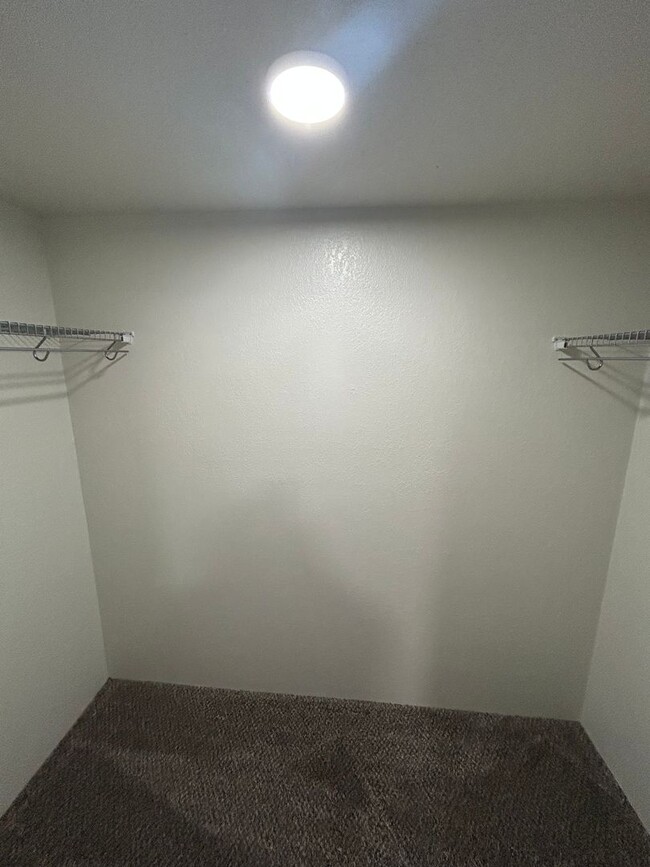 Building Photo - 2 bedroom 1 bath, 2nd floor apartment - Balcony & Central Heat & A/C