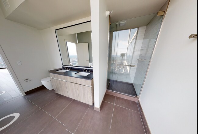 Bathroom - 1251 S Prairie Ave