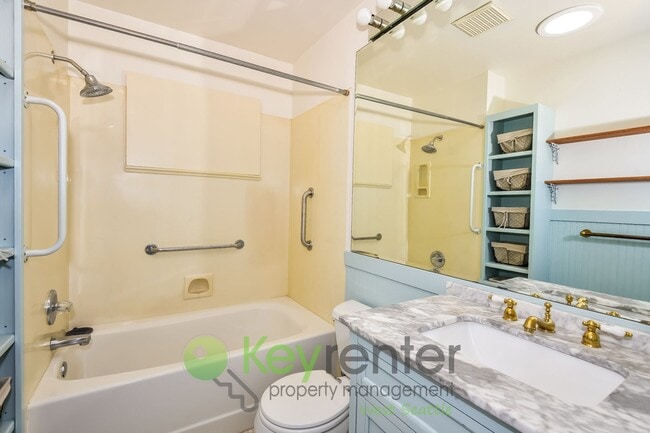 Building Photo - Executive Style 5 Bedroom with Garage and Outdoor Space