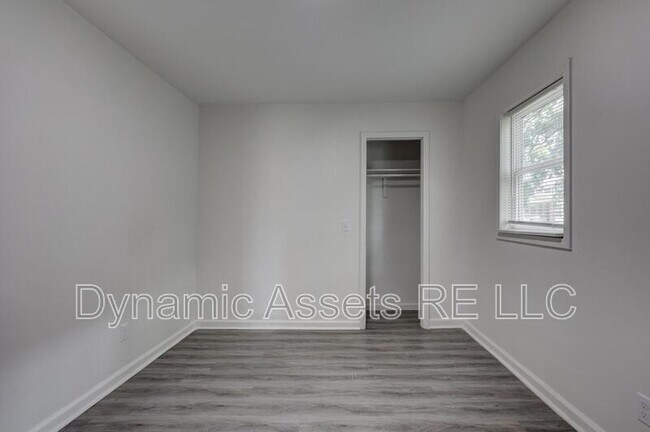 Building Photo - 208 E Park St