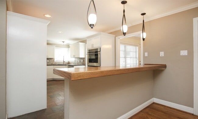 Building Photo - 4809 Saxon St