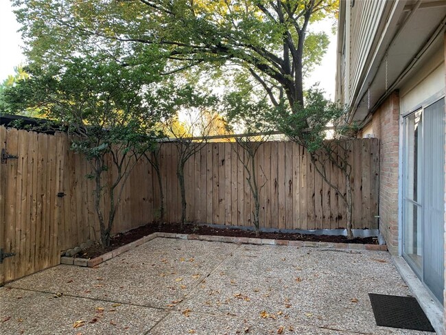 Building Photo - 13140 Trail Hollow Dr