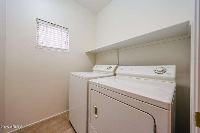 Building Photo - 4112 E Barwick Dr