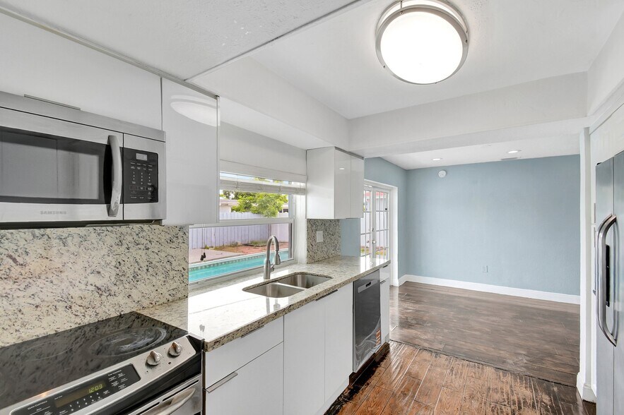 Building Photo - 8960 Sunset Strip