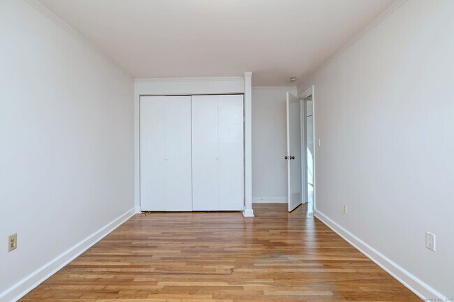 Building Photo - 245 Sunnyridge Ave