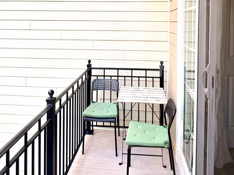 Building Photo - 81 Linden Pl