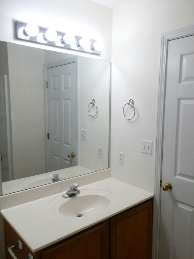 Building Photo - 3 Bed, 2 Bath Home; off Creasy Springs Rd