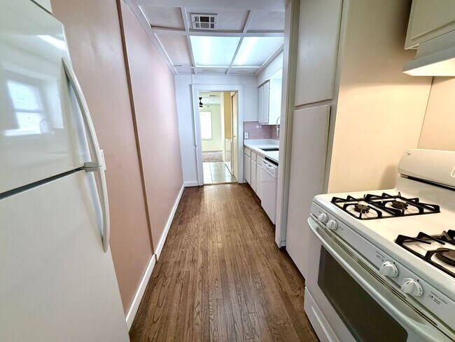 Building Photo - Cute 2BD 1.5BA Craftsmen w/ Bonus Room and Closet in Historic Putnam Heights!!