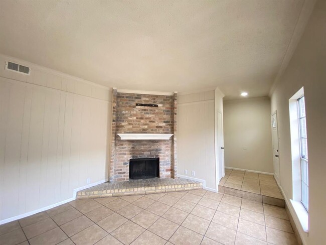 Building Photo - 7700 Creekbend Dr