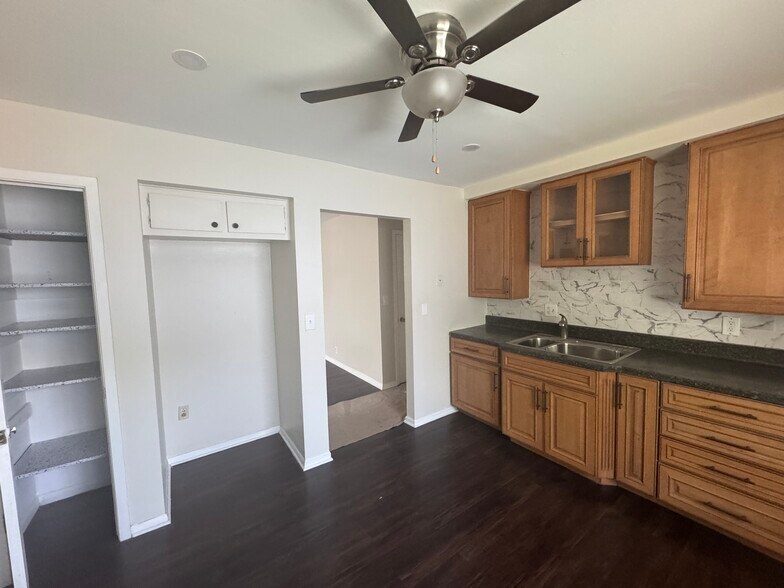 Kitchen - 7211 W Brentwood Ave