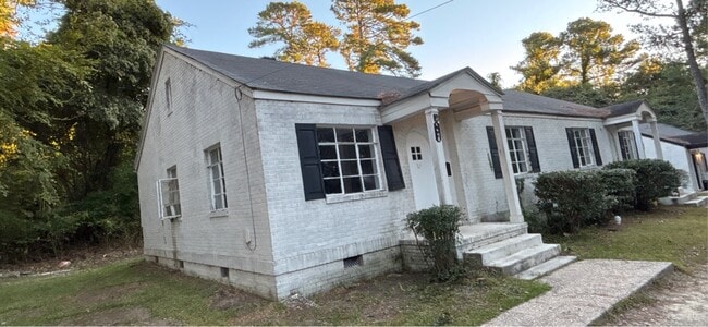 Building Photo - 1406 Briarcliff Dr